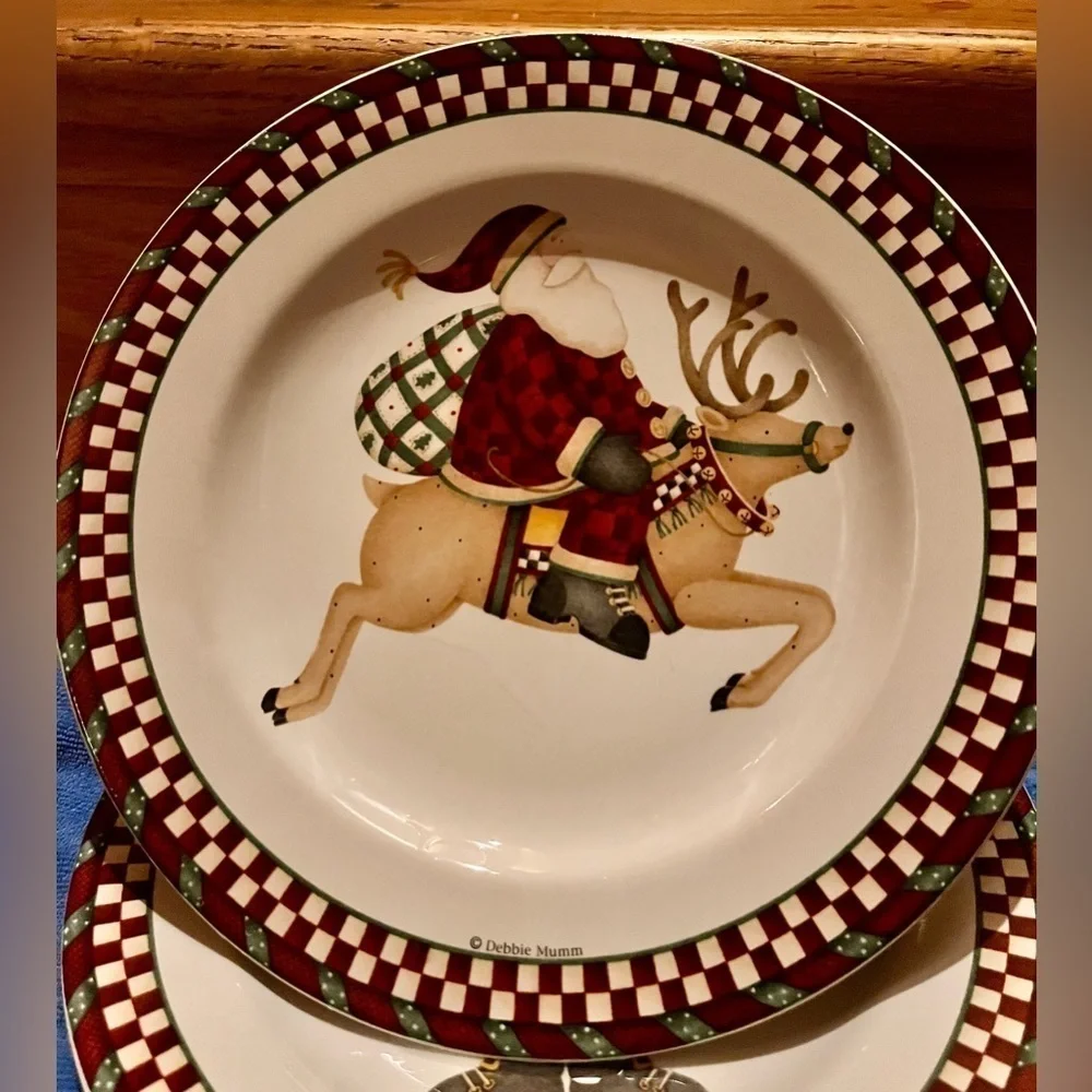 Vintage 2001 Debbie Mumm Santa's Spirit Christmas Stoneware Dessert Plates Set 4